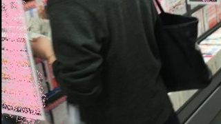 真‧偷拍神人!! 除了偷拍之外，還大膽掏槍打在女學生的背後 2