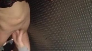 偷拍情侶廁所裡啪啪被發現