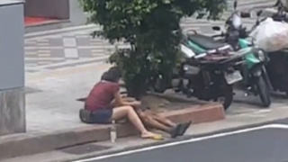 光天化日下驚見林森X路邊有女子幫遊民打手槍鬧上新聞!