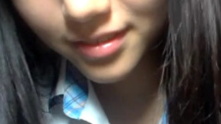 這名女學生自拍校服扣子解開! 內衣扣子也解開!真想好好認識她~