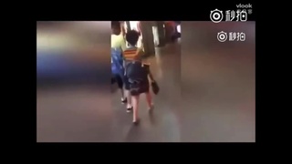 妳家停水？女子商場噴水池全裸沐浴！路人圍觀拍照報警：限制級的人體藝術？