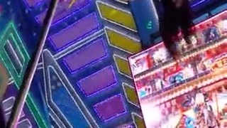 台灣廟會97狂！鋼管妹穿齊逼裙跳鋼管！底下民眾看到口水直流：腿開往下磨就高潮了吧