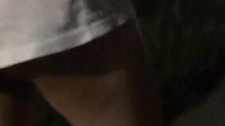 ???? 掀開裙子直接抓下去，然後拖到附近的廁所大力從後面插進去，再叫附近的人都來幹妳這個精液壺 ???