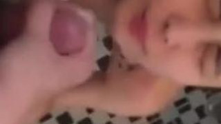 偷偷在廁所做愛 已做好準備接受大量口爆顏射