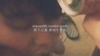 让一个年轻，漂亮的女神心甘情愿下跪，扮演母狗，这可不是谈情，和尊重所能做到的！需要的是……