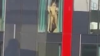 做愛怕沒有人看到？妹子被壓在落地窗上猛幹全被拍下！