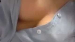 上班好無聊！沒穿胸罩的巨乳OL解開襯衫讓雙乳透透氣！兩點全露自揉：還拍了下