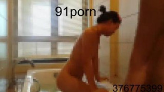 [浴室自拍]和老婆洗澡，這下就可以不戴套～看她好開心（有影）