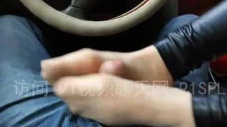 [車震自拍]『有感覺了嗎？』被女友用腳玩弟弟，最後的慘叫聲太爆笑啦！（有影）