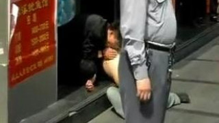 街頭當街舔奶～女生神智不清任人玩！超誇張～路人經過當作沒事情 （有影）