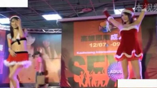 高雄成人展，大奶妹抖奶，不小心衣衫滑落，大酥胸整个滑露出来