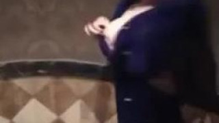 [自拍露臉]酒店妹妹還沒開場就喝茫，廁所跳豔舞！「長輩」抓出來透透氣（有影）