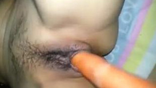 「異物侵入」海鮮也吃素？用紅蘿蔔插著插著居然有"沙拉醬"跑出來？（有影）