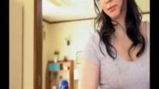 【爆乳妻、中出し】月元あや華出演。豊満な人妻に誘惑される若い男。あまりの気持ちよさについ膣内射精。