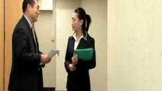 【無料ビアン動画】 レず会社のトイレで犯されるキャリアウーマン系の眼鏡縛乳じゅく女。知的な顔にぶっかけられるぜ。