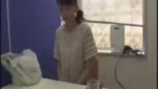 アンケートと騙されて強引に胸を触られ拒みながらも肉棒をシコシコ扱いて咥えさせられちゃった素人の奥さん