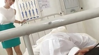 アジアの巨大なおっぱいでオイルマッサージ