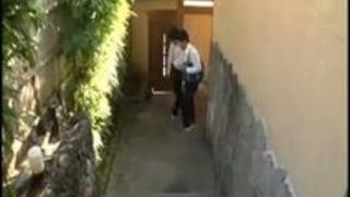 まんチラ誘惑 同級生のママ 椎名そら