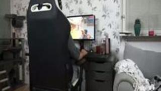 彫りの深い美人お姉さんがゲームに夢中な彼氏のデカチンをしゃぶって興味を引く