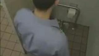 公共の便所で他人妻を激しく突きたて思いっきり昇天させるオヤジ！