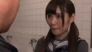 巨乳 アイドル トイレ 痴女 パンチラ