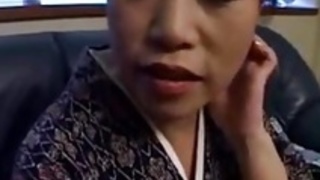 彼女は日本の男の子の十代の甥を誘惑し、味わった