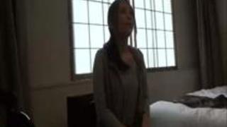 うしろからギュで女心を誘うナンパ師に騙されちゃった素人美女