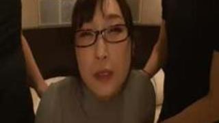 爆乳でパツパツになったニットを�...