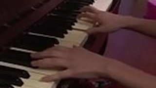 志野めぐみは、厄介な犬のファックのために彼女のお尻を曲げます