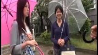 保育園に子供を預け帰宅中のママ�...