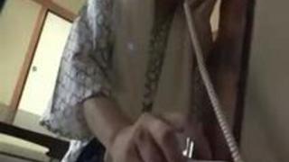 旅館でマッサージを頼んだら人妻