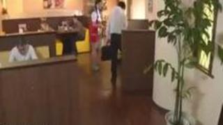 【由愛可奈】飲食店でAVを見ている変態客にエッチなお仕置きをするウエイトレスのお姉さん