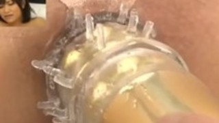 いくつかのおもちゃを貫通しているアジアの女の子のお尻をよく見て