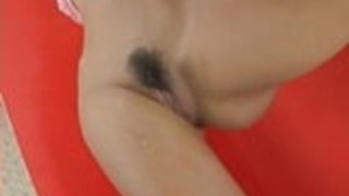 甘い日本の女の子は楽しく、楽しんでいます。