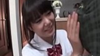 Young Miuraが彼女の両穴にコックを必要とする