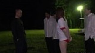 東洋の女の子がハワイを打つ