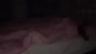 大きなラウンドのおっぱいを持つ日本の母が目を覚まし、彼女の息子を彼女のおっぱいで遊んでいるのを見つけて、