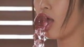 セクシーなコトミが濡れて毛深い猫をこする