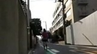 家にいる十代の男の子と、十代の男の子