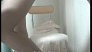 隠れたカメラで太ももとキャメルトゥを覗く。