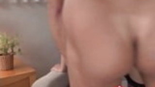 シャイ・ヤング、日本のメイドを怒らせる