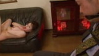 ブルネット・ベイビーは2人の角質人の間で共有される