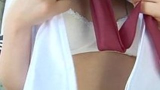 【熟女エロ動画】セーラー服コスプレプレの黒髪ちっぱいで剃毛娘に野外露出させる素人