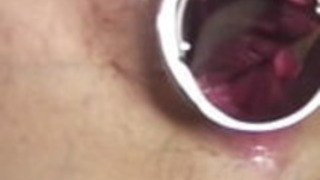 彼女のおなかの中に指を貼るので、彼女は爆発している