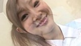 服従若い日本の十代の排水コック