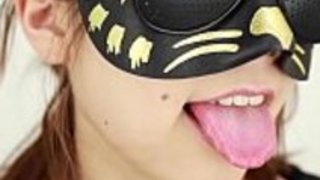 唾液フェチ舌と唾液を示す女性