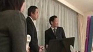 彼女の角張ったボスが必要とするホシサキ・ユウナservicig