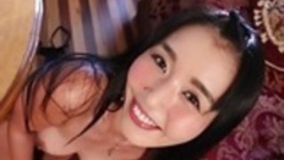 マリカは自分自身をfuckiingしながらあなたと目の接触を行います