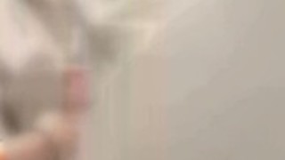 マスクをした可愛い制服ＪＫがトイレでパンツをずらされ彼氏の生チンポ挿入に絶頂