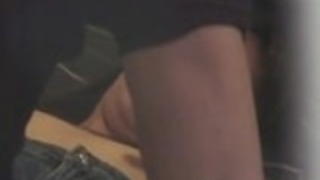 日本人の十代の女の子が吸う